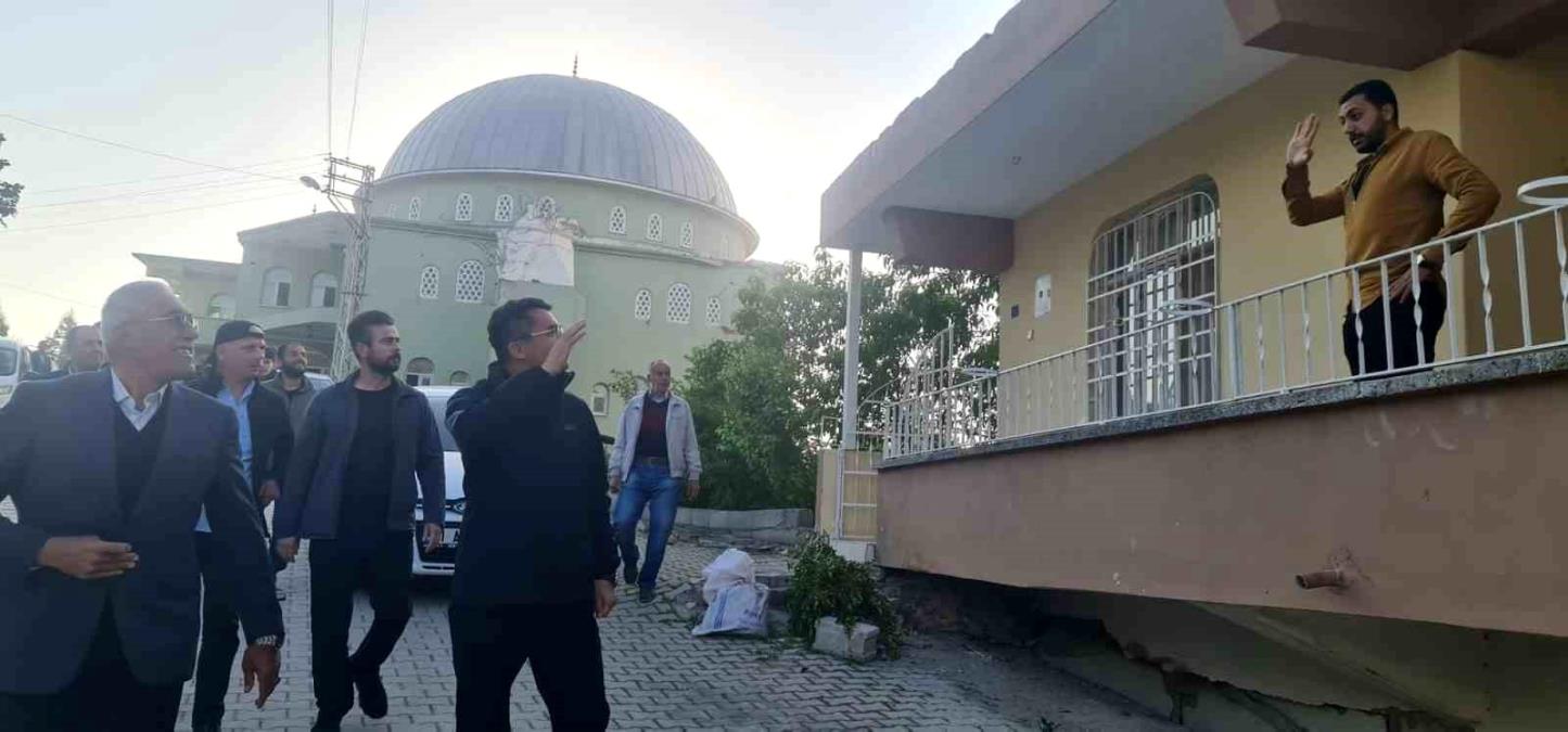 Vali Memiş, Hatay'da vatandaşların bayramını kutladı, depremde hayatını kaybedenler için dua etti