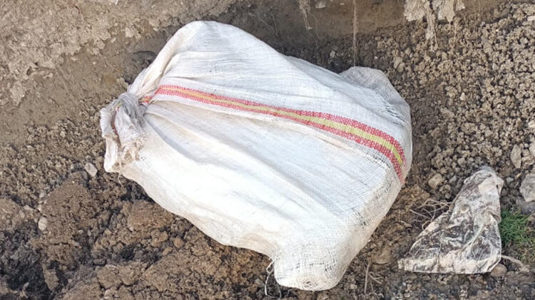 Van'da boş arazideki çuvaldan afyon sakızı çıktı!