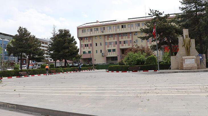 Van'da Vali Ozan Balcı, valilik önündeki bariyerleri kaldırttı