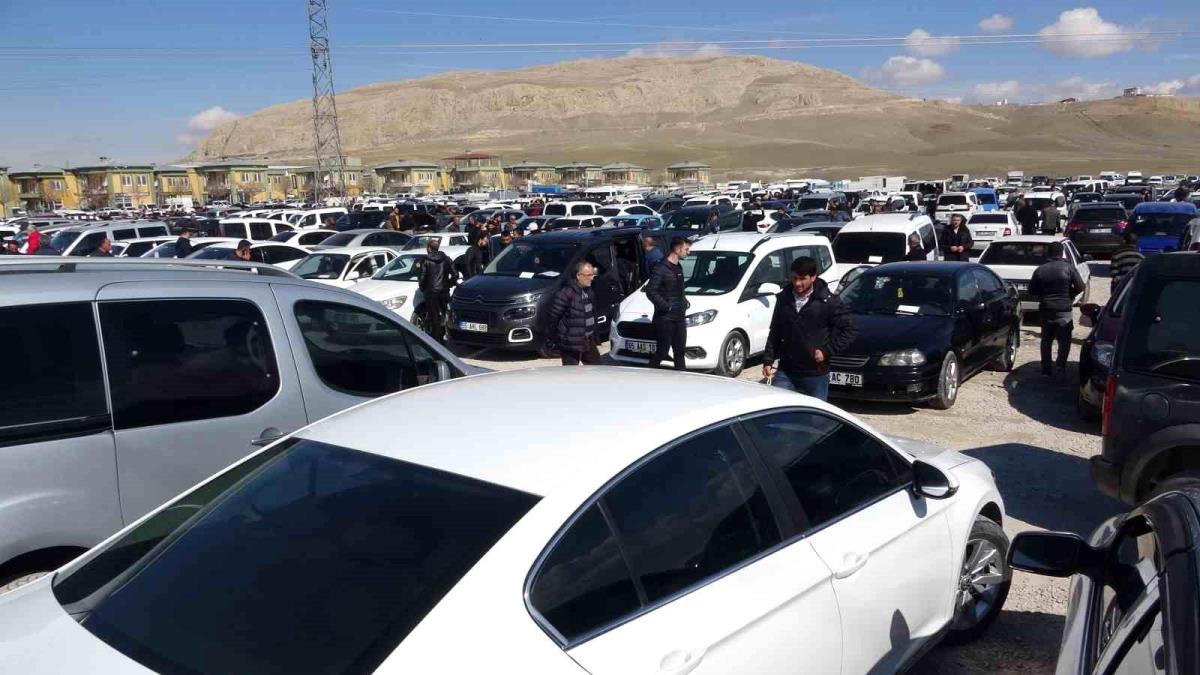 Van'daki açık oto pazarı hafta sonu doldu taştı