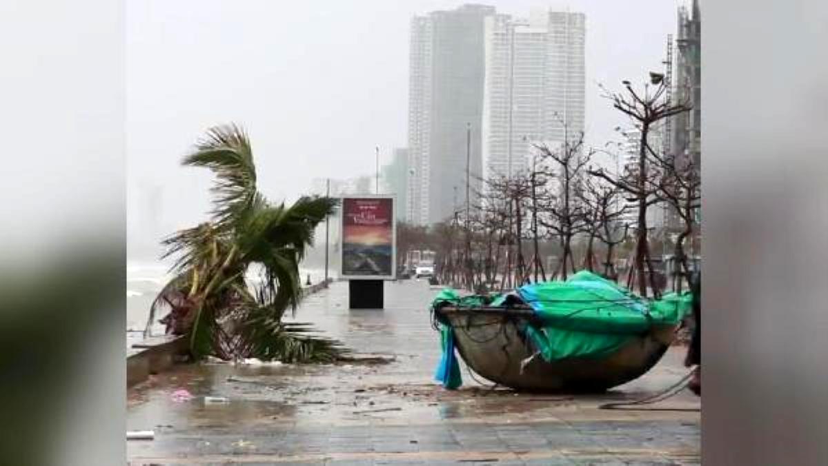 Vietnam'a yaklaşan Vamco Tayfunu şiddetli rüzgarlara neden oldu