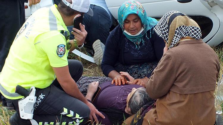 Viraja hızlı giren otomobil tarlaya devrildi! Sürücü öldü, eşi yaralandı