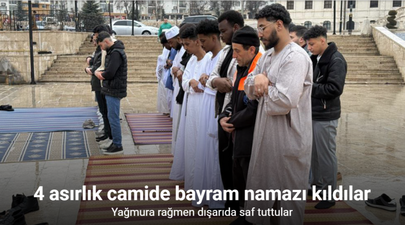 Yağmura rağmen dışarıda saf tuttular: 4 asırlık camide bayram namazı kıldılar