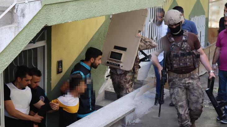 Yakalanacağını anladı, annesini ve eşini bıçakla 5 saat rehin aldı