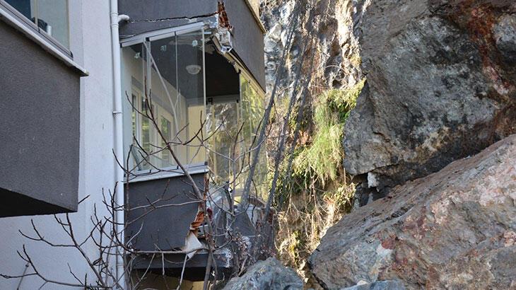 Yamaçtan kopan kaya parçalarının düştüğü balkon yıkıldı