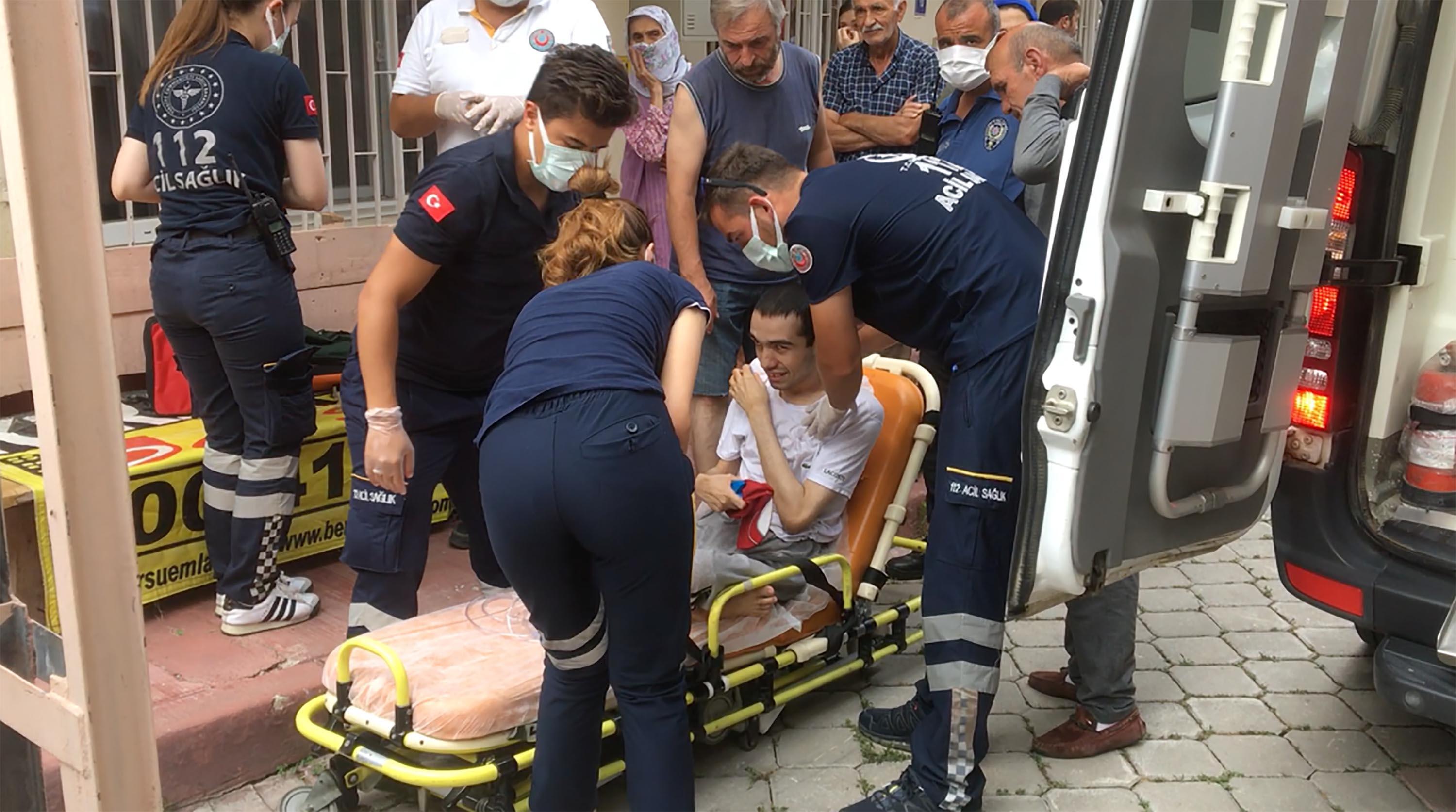 Yanan evde mahsur kalan çift ile engelli oğullarını mahalleli kurtardı
