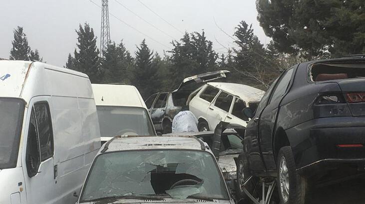 Yanan otomobilin bagajından ceset çıktı