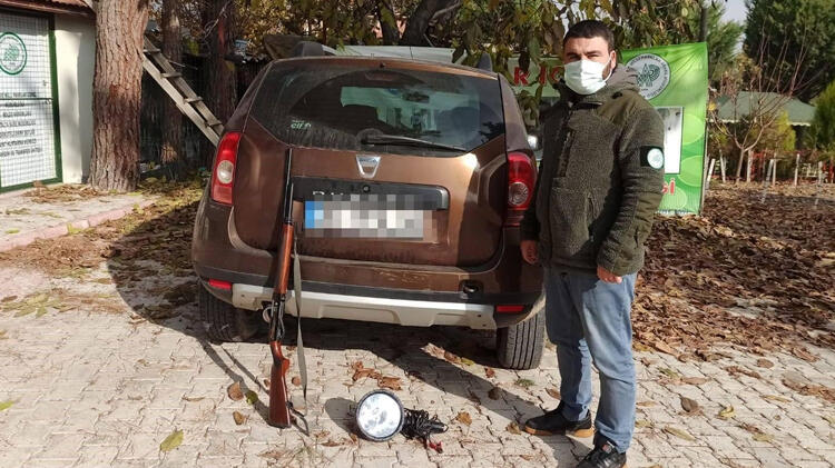 Yaptıkları ‘far avı’ otomobile mal oldu!