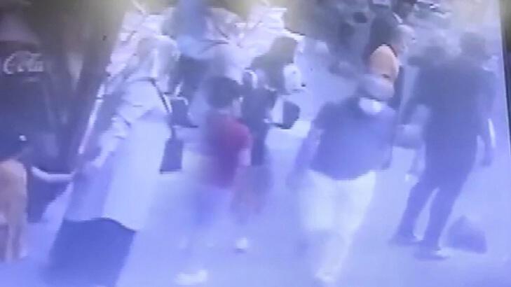 Yaraladığı eşini kucağında hastaneye götürdü!