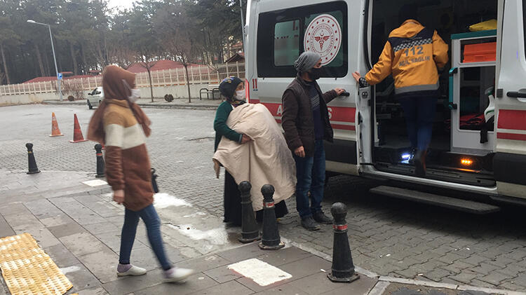 Yemek tenceresinin üzerine düşen çocuk yandı