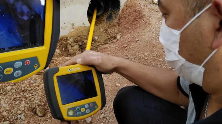 Yer altındaki boruya sıkışan kedi, termal kamerayla bulunup, kurtarıldı