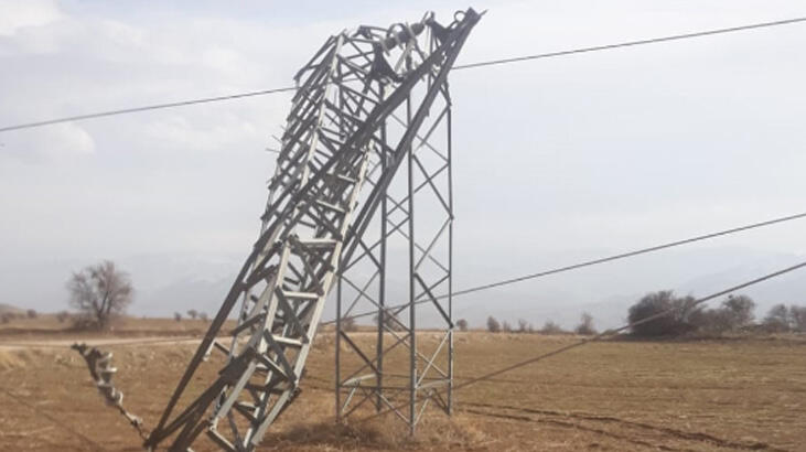 Yer: Sivas... Rüzgar elektrik direklerini eğdi