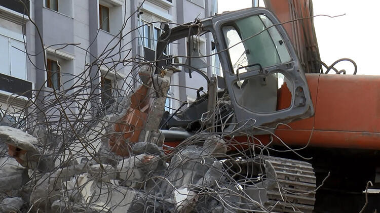 Yıkım sırasında beton blok iş makinesinin üzerine devrildi!