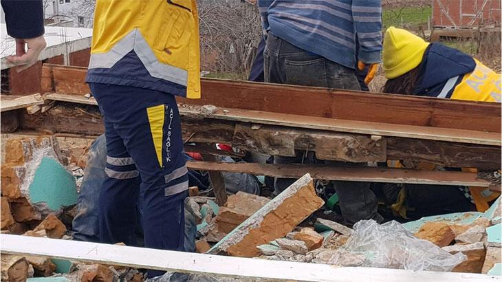 Yıktıkları binanın altında kaldılar
