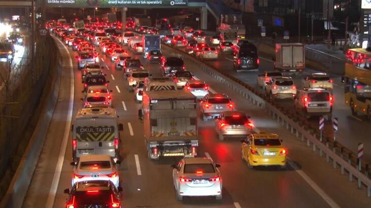Yılın ilk iş gününde trafik yoğunluğu