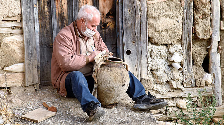 Yıllar önce terk edilen evde küp bulundu, içinden çıkan şoke etti
