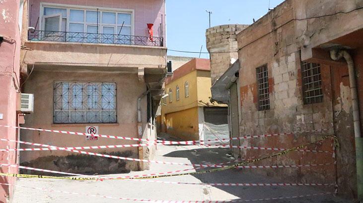 Yol çökünce Roma dönemi tünelinin tespit edildiği sokakta 14 eve tahliye