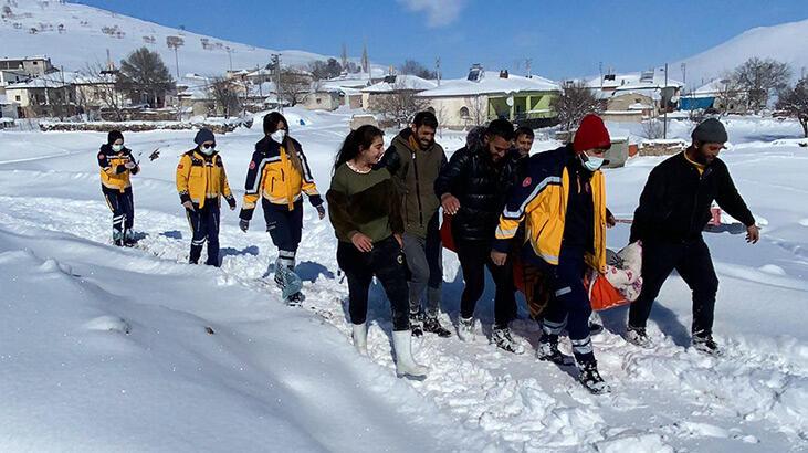 Yol kardan kapanınca sedyeyle 2 kilometre ambulansa taşındı