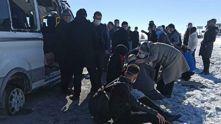 Yolcu minibüsü takla attı! Yaralılar var