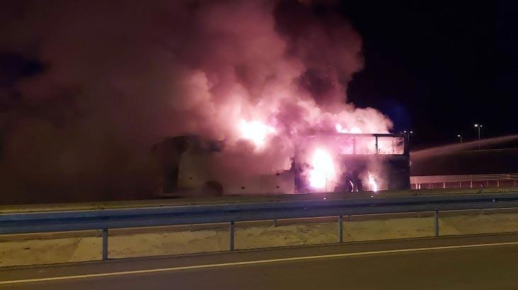 Yolcu otobüsü alevler içinde kaldı! Son anda kurtuldular