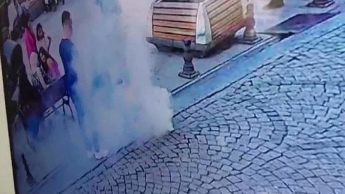 Yolda yürüdüğü esnada telefonu patlayıp yandı