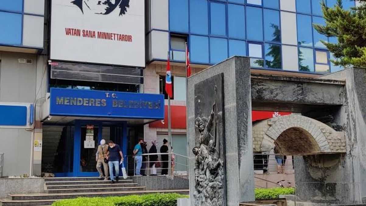 Yolsuzluk operasyonu kapsamında Menderes Belediye Başkanı Mustafa Kayalar gözaltına alındı