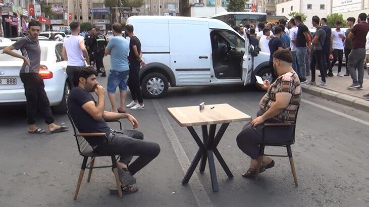 Yolu masa sandalye ile kapatıp, elektrik kesintilerini protesto ettiler