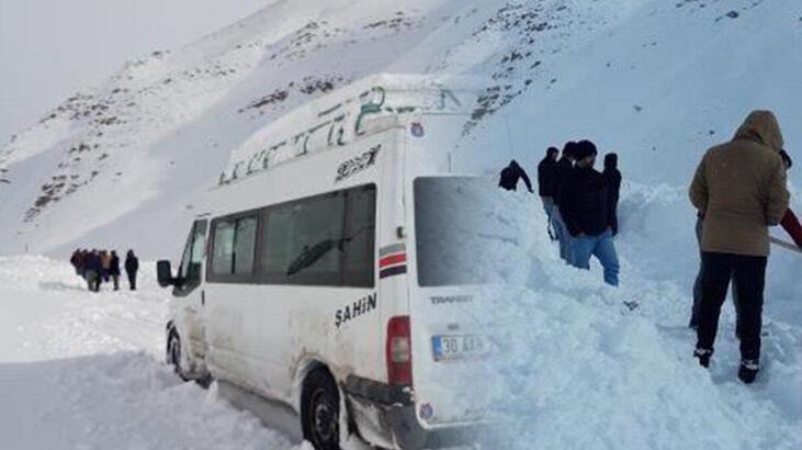 Yüksekova'da köy yolunun 3 noktasına çığ düştü