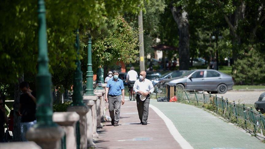 Yürürken maskeyi indirip sigara içmek yasak