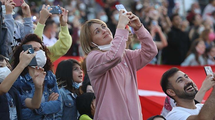 Yüzlerce kişi akın etti! Nefes kesen gösteri