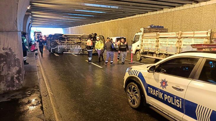 Zeytinburnu'nda ambulans devrildi