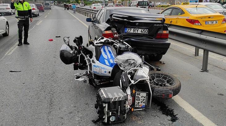 Zeytinburnu'nda motosiklet otomobile çarptı! Yaralılar var