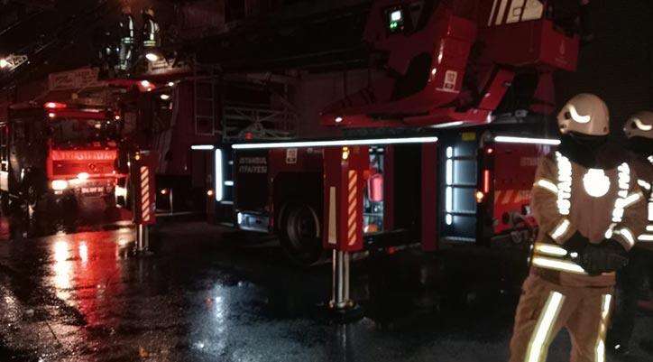 Zeytinburnu'nda sanayi sitesinde hırdavat dükkanı alev alev yandı! Sahibi feryat etti