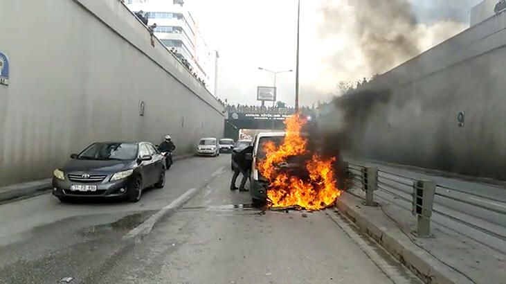 Zincirleme kazada, sivil polislerin ekip otosu alev aldı